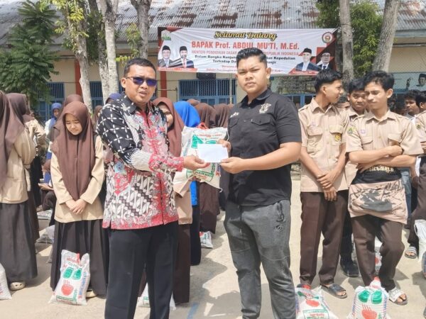 SMKN 1 Peusangan Salurkan 1 Ton Beras dan Zakat Rp8,3 Juta dari Alumni Seri Temenggong