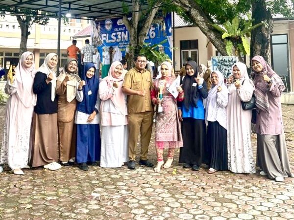 Siswi SMKN 1 Peusangan Raih Juara FLS3N Cabdin Bireuen 2026, Tampil Gemilang di Lomba Menyanyi Solo